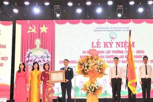 Trường THPT Quang Trung - Hà Đông đón nhận Huân chương Lao động hạng Ba