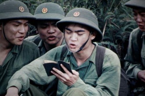 Sau 15 năm, đạo diễn Hữu Mười tiết lộ điều từng băn khoăn về 'Mùi cỏ cháy'