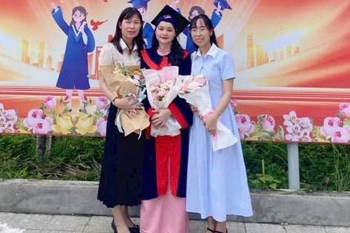 Hành trình đặc biệt của em bé mồ côi vươn lên thành cô giáo