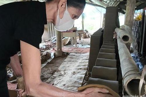 Hơn trăm năm gìn giữ mái ngói Tày