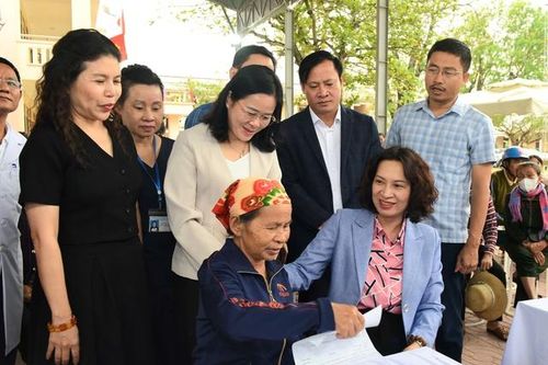 Thứ trưởng Bộ Y tế tham dự chương trình khám bệnh và tặng quà tại Nghệ An