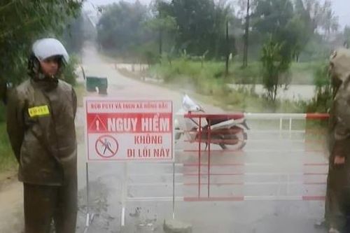 Mưa lớn ở miền núi Huế gây sạt lở đường, xe máy bị cuốn trôi khi qua tràn