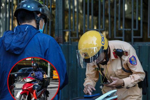 Gần 400 tài xế sử dụng điện thoại khi điều khiển xe máy bị xử phạt ở Hà Nội