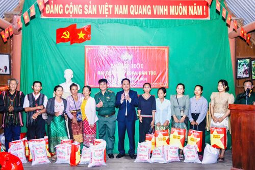 Ngày hội Đại đoàn kết tại xã biên giới Buôn Đôn: Bền chặt tình quân dân