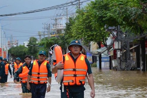 Khánh Hòa: Tiếp tục công tác ứng cứu người dân bị ngập lụt tại phường Tây Nha Trang