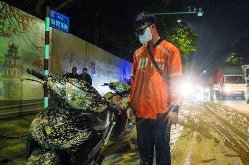 Bùn nhão đất bất ngờ tràn xuống phố Hà Nội trong đêm