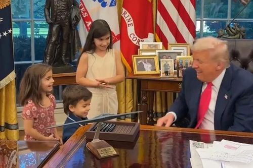 Tổng thống Trump tặng quà cho trẻ em thu hút người xem