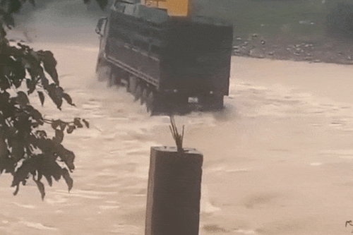Cố vượt ngầm tràn, tài xế, xe đầu kéo bị lũ cuốn trôi ở Quảng Trị