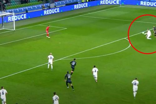 Bàn phản lưới khó tin ở vòng loại World Cup châu Âu