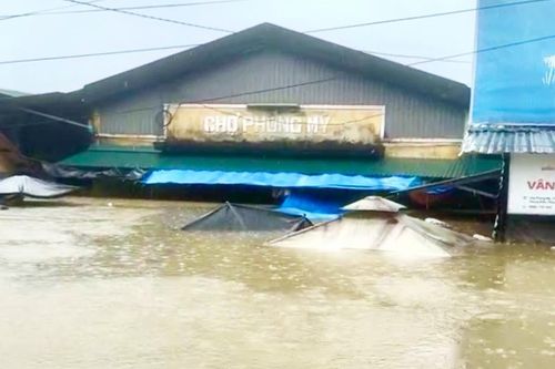 Nước lũ dâng ngang nóc chợ ở Huế, tiểu thương không kịp trở tay