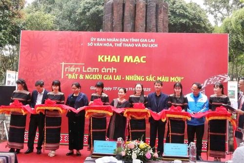 Triển lãm 'Đất và người Gia Lai - Những sắc màu mới'