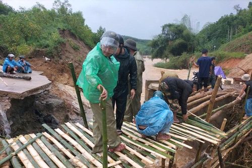 Lũ cuốn trôi cầu, người dân cùng lực lượng địa phương làm cầu tạm bằng tre