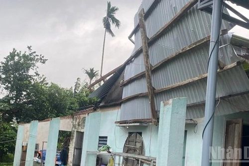 Lốc xoáy quét qua trong đêm khiến hàng chục ngôi nhà ở phía nam Đà Nẵng hư hỏng