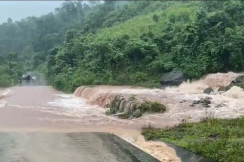 Mưa lớn kéo dài gây ngập lụt, sạt lở nhiều nơi từ Quảng Trị đến Khánh Hòa