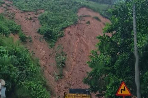 Xuất hiện nhiều điểm sạt lở trên tuyến đường Hồ Chí Minh qua xã A Vương, Đà Nẵng