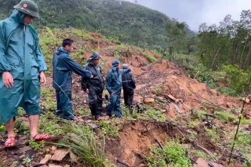 Thêm hàng loạt vết nứt trên núi Ngang, Đà Nẵng di dời khẩn cấp gần 60 hộ dân