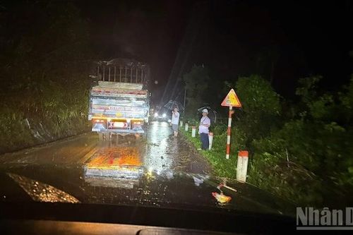Quảng Ngãi: Liên tục xảy ra sạt lở trên đèo Violak
