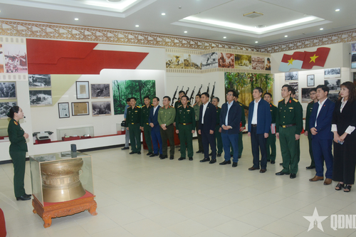 Bồi đắp lý luận chính trị, tích cực bảo vệ nền tảng tư tưởng của Đảng - Bài 1: Đổi mới học tập lý luận, nâng cao nhận thức chính trị