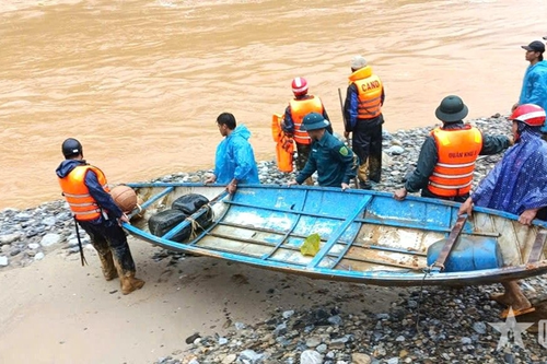 Ban Chỉ huy PTKV 2 - Thạnh Mỹ (Đà Nẵng) cứu sống 2 người dân giữa dòng nước xiết