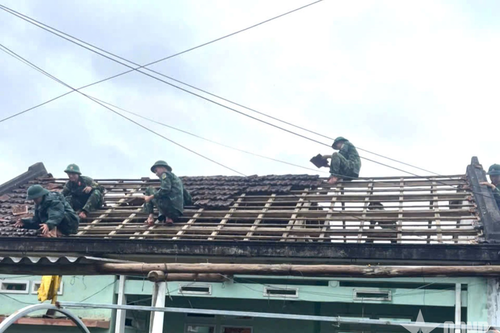 LLVT tỉnh Quảng Ngãi giúp dân khắc phục hậu quả lốc xoáy