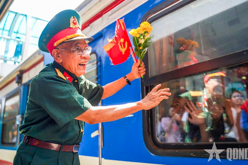 Nơi sân ga, tình quân dân được nối tiếp dài qua cái vẫy tay tiễn quân của cựu chiến binh