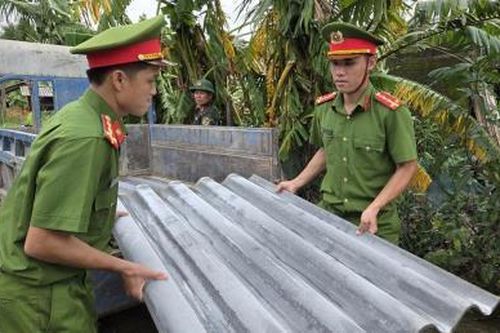 Công an, quân đội khẩn trương giúp người dân Nguyễn Nghiêm khắc phục thiệt hại do gió lốc
