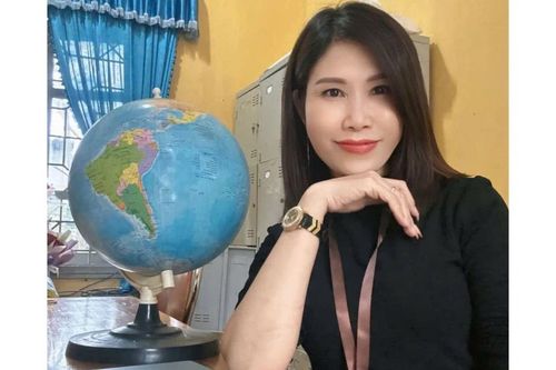 Cô giáo với bản đồ từ trái tim