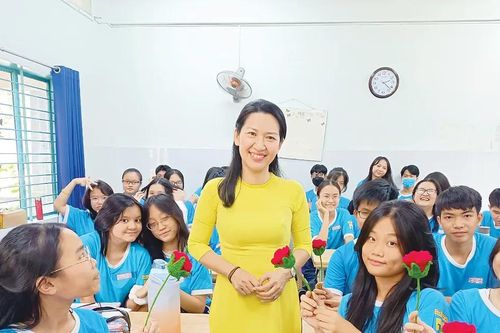 Kỷ niệm 43 năm Ngày Nhà giáo Việt Nam 20-11: Người thầy - 'người dẫn đường' của thời đại mới