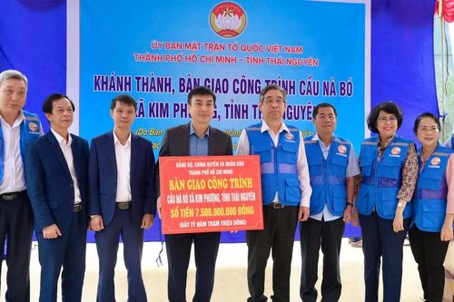 Người dân vui mừng khi TPHCM khánh thành cầu Nà Bó