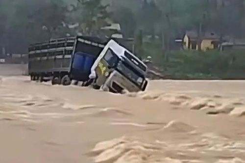 Mở rào chắn di chuyển qua tràn, tài xế bị lũ cuốn trôi