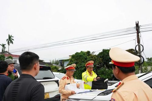 CSGT TP Huế thông tin việc xử lý phương tiện đậu trên cầu để tránh lũ