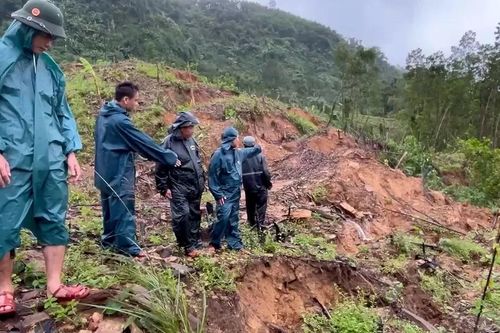 Di dời khẩn cấp 59 hộ dân sau khi phát hiện nhiều vết nứt trên núi Ngang