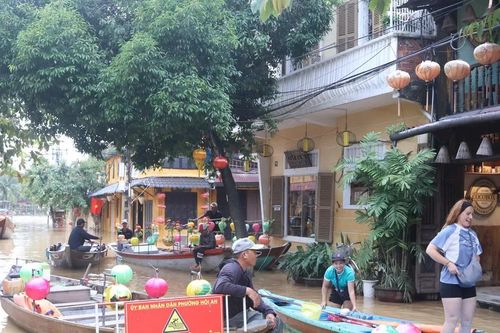 Phố cổ Hội An lại ngập, người dân tất bật kê cao đồ đạc