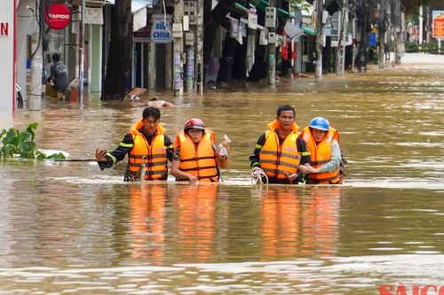 Khánh Hòa: Nhiều nơi ngập sâu hơn 1m do mưa lũ