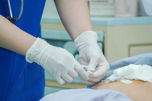 Khó thở, lồng ngực bị bóp nghẹt cần thận tràn dịch màng tim nguy kịch