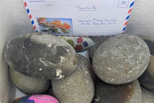 Du khách trả lại 14kg đá cuội lấy từ biển Cô Tô sau nhiều năm