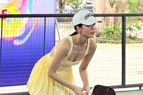 Ngọc Trinh tự tin trên sân pickeball