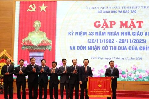 Sở GD&ĐT Phú Thọ đón nhận Cờ thi đua của Chính phủ và tri ân các thế hệ nhà giáo