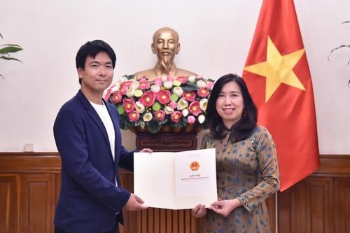 Trao giấy phép mở lại văn phòng thường trú của hãng truyền hình Nihon Denpa News tại Việt Nam
