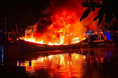 Đồn Biên phòng Sông Đốc hỗ trợ người dân chữa cháy tàu cá