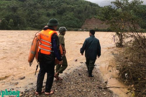 Quảng trị: Khẩn trương tìm kiếm người dân bị nước cuốc trôi, mất tích tại khu vực cầu tràn xã La Lay