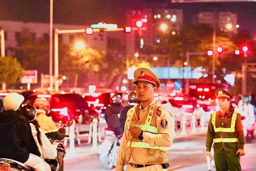 Trong 3 ngày, Hà Nội xử lý gần 400 trường hợp che biển số, dùng điện thoại khi lái xe