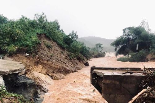 Quảng Ngãi: Lốc xoáy cuốn bay mái nhà trong đêm, lũ lớn chia cắt miền núi