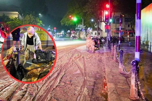 Bùn đất bất ngờ tràn xuống phố Hà Nội, người và xe ngã hàng loạt