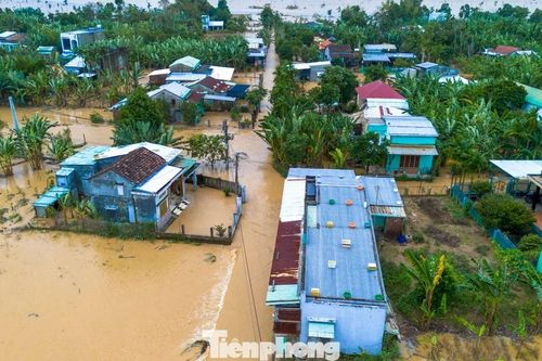 Nước lũ bủa vây hàng trăm hộ dân ở vùng Đại Lộc