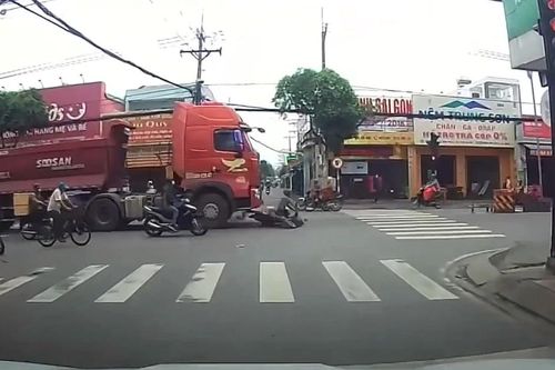 Clip: Thót tim cảnh tài xế xe máy bị cuốn vào gầm container, thoát chết kỳ diệu