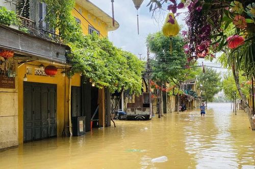 Phố cổ Hội An ngập nặng