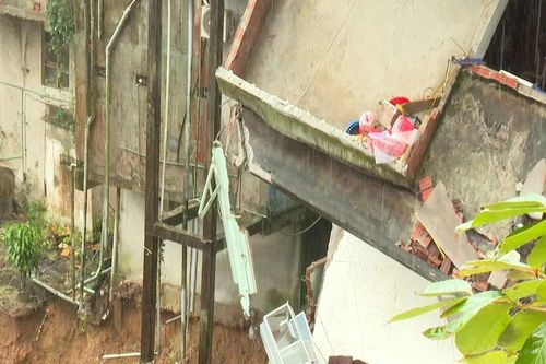 Sạt lở đất tại xã Khe Sanh, rợn người khi nhiều nhà dân lung lay trên vực thẳm