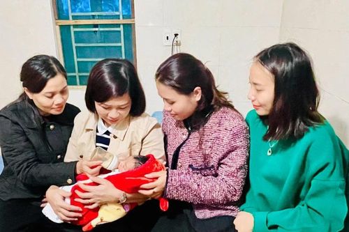Bé sơ sinh bị bỏ rơi trước cổng nhà dân kèm tờ giấy 'do hoàn cảnh cháu không nuôi được'