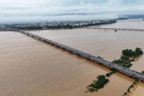 Quảng Ngãi: Mực nước lũ dâng nhanh, nhiều khu vực có nguy cơ ngập và sạt lở